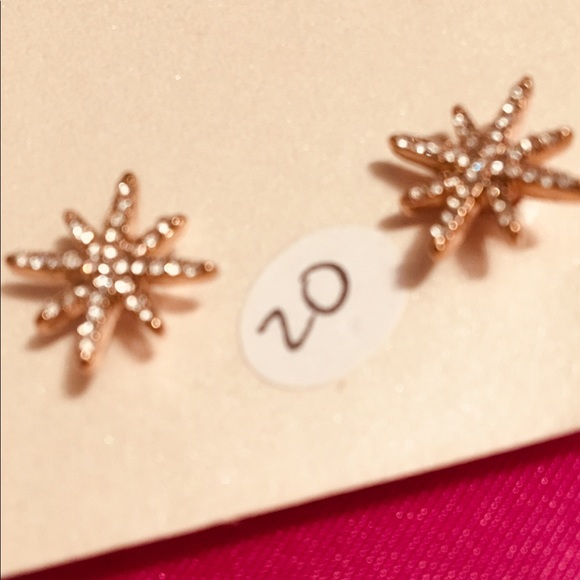 Button size earrings - Picture 2 of 3